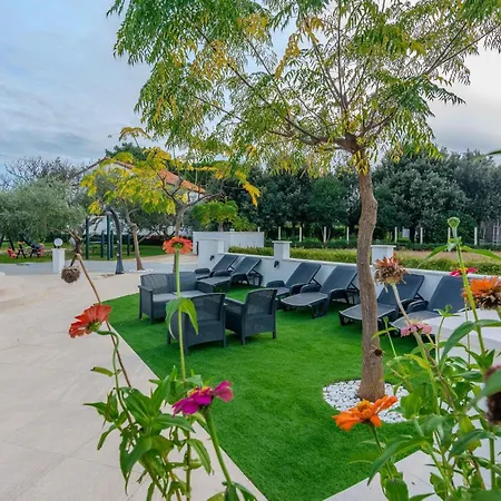 Lovely In With Swimming Pool * זאטון