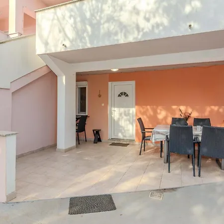 דירה Lovely In With Swimming Pool