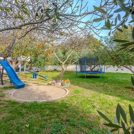 Lovely In With Swimming Pool דירה זאטון