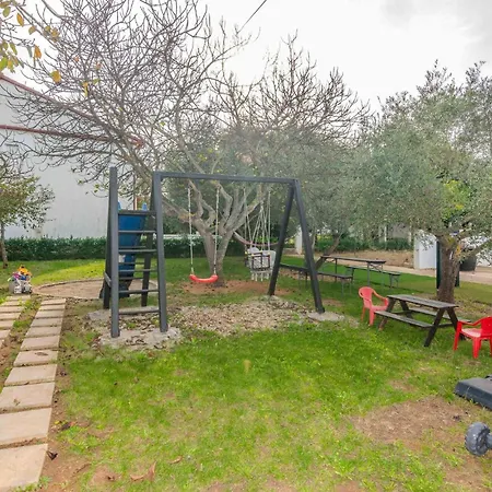 Lovely In With Swimming Pool זאטון
